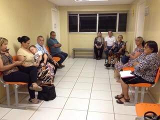 Leitora enviou foto com alguns dos pacientes que aguardam o atendimento no CEM (Foto: Direto das Ruas)