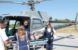 Mulher é resgatada por helicóptero da Marinha. (Foto: Marinha/Divulgação)