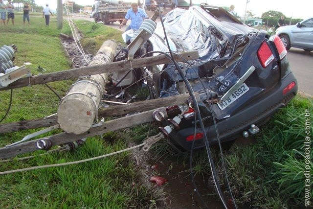  Mulher fica ferida ap&oacute;s capotar carro e colidir contra poste em Tr&ecirc;s Lagoas