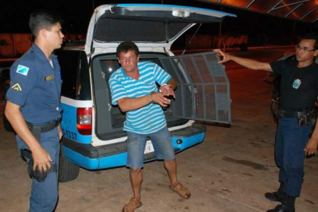  Presidente de sindicato &eacute; preso em flagrante com rifle e cigarro contrabandeado 