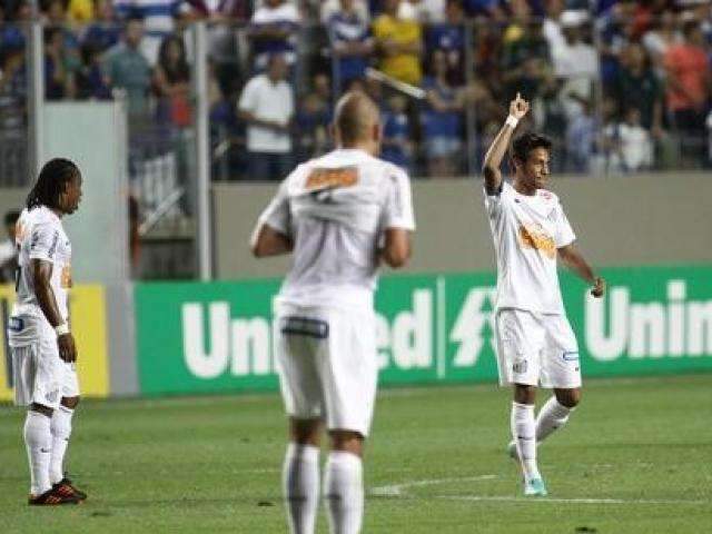 Neymar brilha fora de casa e Santos goleia Cruzeiro, que &eacute; vaiado
