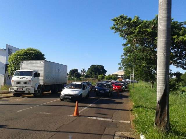 Carro tomba e congestionamento atinge Ernesto Geisel e tr&ecirc;s bairros