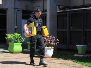 Policial federal durante buscas em repartições do governo (Foto: Marina Pacheco)
