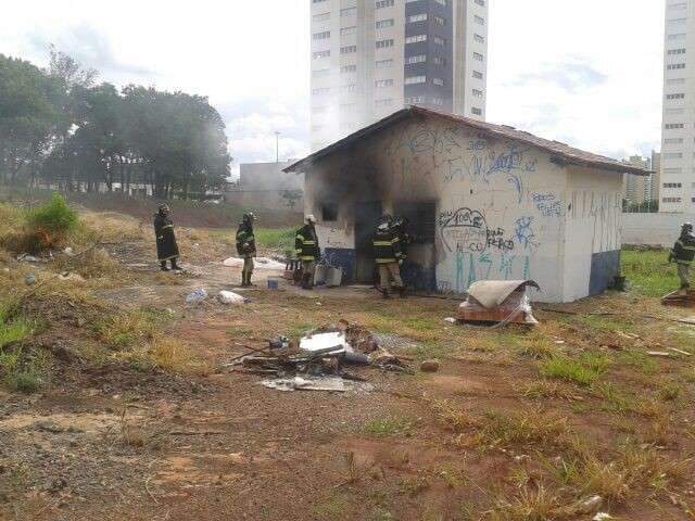Bombeiros controlam inc&ecirc;ndio em casa em frente ao Parque das Na&ccedil;&otilde;es