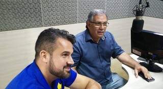 Orlando Arnoud com o presidente do Operário, Estevão Petrallás, durante entrevista de rádio para promover o jogo (Foto: Divulgação)