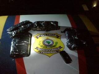 Tabletes de cocaína que eram transportados pela mulher de 35 anos. (Foto: Divulgação)