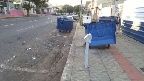Lixo hospitalar na calçada assusta e atrapalha pedestres