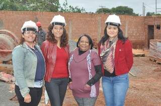 Maria Antonia da Silva, (segunda da direita para a esquerda), junto com suas ajudantes. (Foto: Marcelo Calazans)