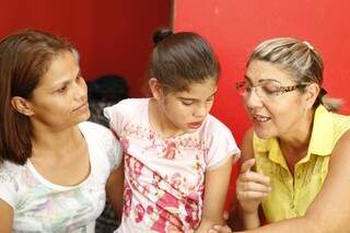 Estefânia com a mãe Vânia e a professora, Maria Ozenilde. (Foto: Gerson Walber)