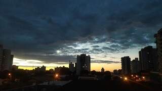 Dia amanheceu entre nuvens na Capital. (Foto: André Bittar)