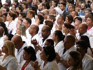 Profissionais do Mais Médicos durante cerimônia comemorativa do programa em Brasília (Foto: Lula Marques/Agência PT)