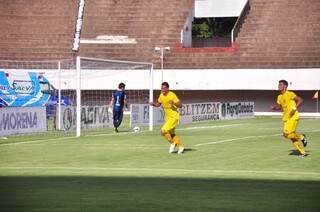 Careca foi o destaque da partida marcando três gols (Foto: João Garrigó)