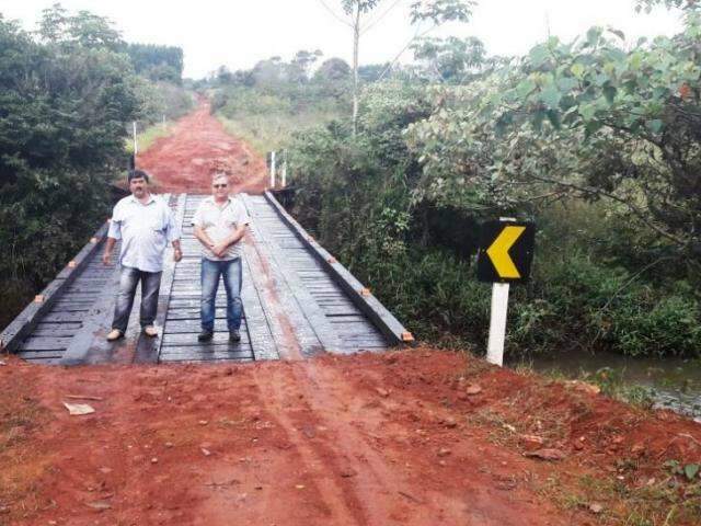 Ponte que estava caindo &eacute; reconstru&iacute;da em estrada entre assentamentos