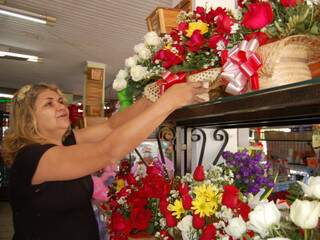 Rosas vermelhas e rosas colombianas são campeãs de vendas.(Foto: Simão Nogueira) 