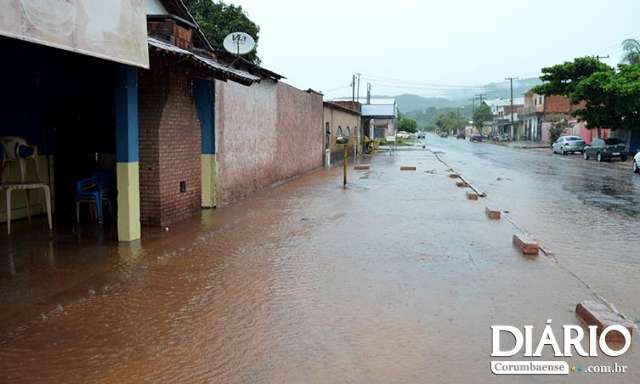 Galeria n&atilde;o suporta quantidade de &aacute;gua e alaga rua e casas em Corumb&aacute;