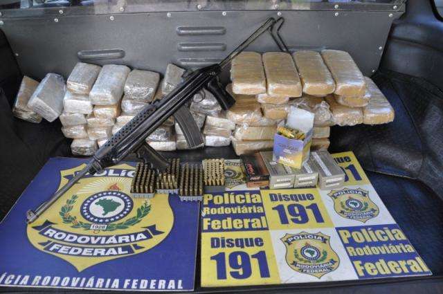 Metralhadora, droga e muni&ccedil;&otilde;es s&atilde;o apreendidas na BR-163 pela PRF