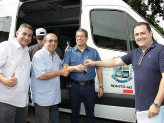 Deputado entrega van que vai transportar pacientes até a Capital Deputado entrega van que vai transportar pacientes até a Capital