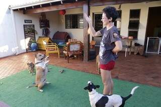 Carolina treinando Estela, única pitbull do Estado a fazer parte do projeto dos Bombeiros de &quot;cãoterapia&quot;. (Foto: Kísie Ainoã)