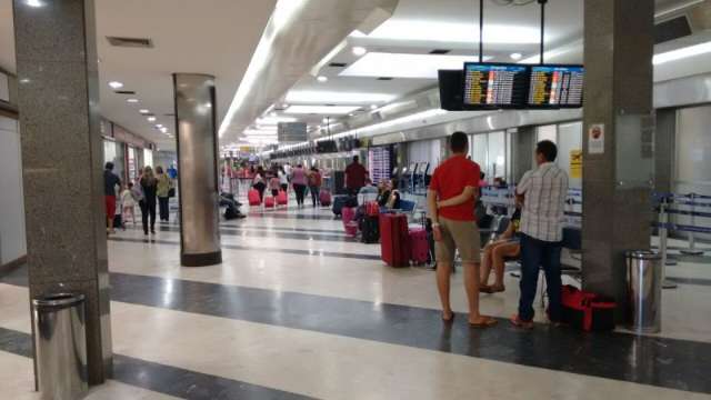 Aeroporto volta a funcionar, depois de nevoeiro atrasar dois voos