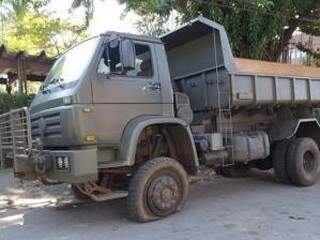 O caminhão que era transportado pelos militares continha 3 toneladas de maconha. (Foto: Divulgação Exército) 