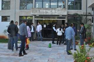 Grupo  de sindicalistas foi hoje à Governadoria. (Foto: Marcelo Calazans)