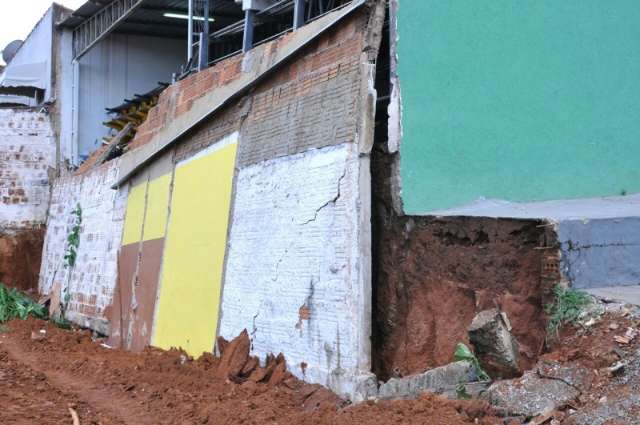 Muro cai e atinge pedreiro que fazia obra dentro de f&aacute;brica