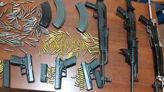 Quatro s&atilde;o presos com arsenal e pol&iacute;cia apura liga&ccedil;&atilde;o com mortes