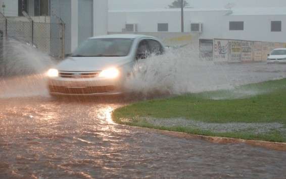 Chuva forte alaga ruas, vento provoca pane e deixa cidade sem energia 