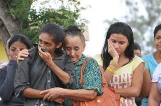 Luana foi amparada pelos familiares durante o enterro (Foto: Alcides Neto)