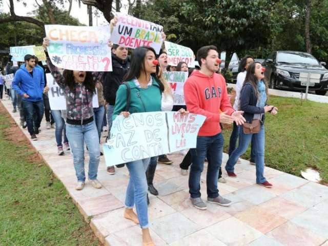 Acad&ecirc;micos da UEMS protestam por estrutura em frente &agrave; Governadoria