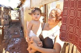Vitória, que completa um ano no domingo (3), representa  tempo que a família vive em área invadida (Foto: Marcelo Calazans)