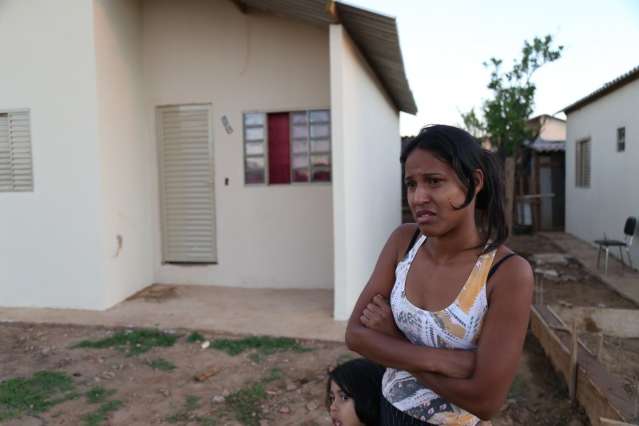 Moradores vivem no improviso desde danos a casas causados por temporal