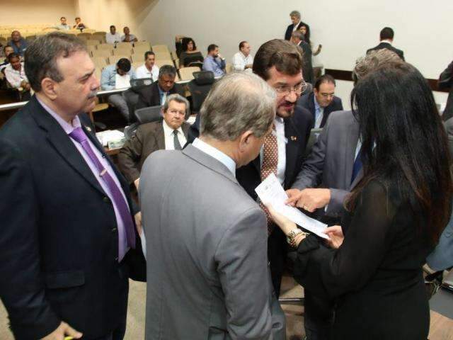 Deputados prometem rever votos ap&oacute;s pol&ecirc;mica sobre &quot;Lei Harfouche&quot;