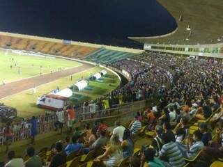 Público compareceu ao estádio para apoiar o único time de Dourados em atividade (Foto: Eliel Oliveira)