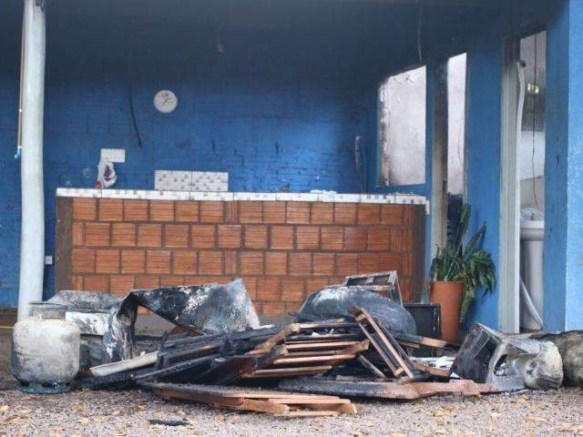 V&iacute;deos podem apontar quem incendiou lava jato onde garoto foi violentado 