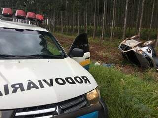 Veículo capotado às margens da rodovia MS-156. (Foto: Divulgação/PMR)