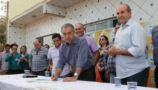 Governador assina retomada de obra que ligará distrito de Miranda a Bonito (Foto - Chico Ribeiro /Divulgação)