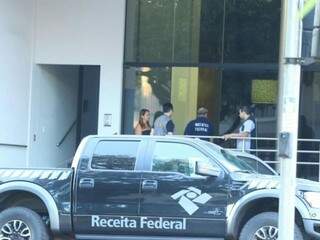 Equipe da Receita Federal, em apoio à PF, na frente da empresa H2L (Foto: André Bittar)