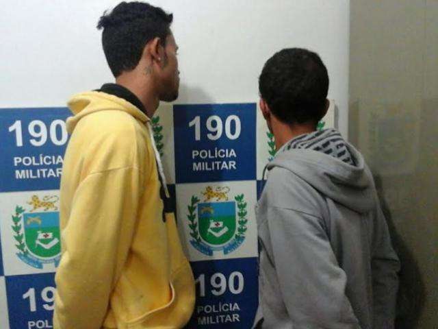 Policiais militares de folga suspeitam de dupla e impedem assalto
