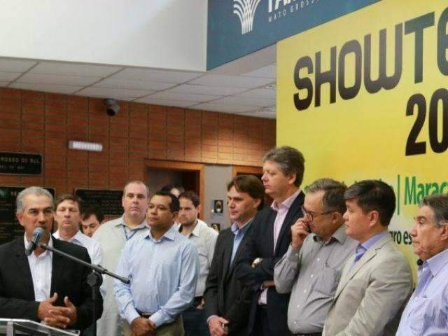 Mesmo de f&eacute;rias, governador participa de abertura de feira em Maracaju