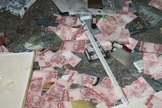 Bandidos fugiram levando duas sacolas de dinheiro, segundo testemunhas. (Foto: Chapadense News)