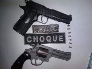Pistola de brincadeira e revólver calibre 22 foram localizados com dois jovens na Vila Brasil (Foto: Divulgação)