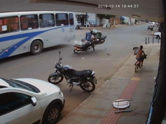 Motocicletas colidem de frente em rua do Portal Caiob&aacute;