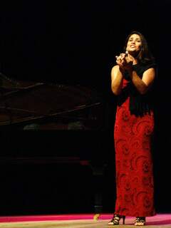 A artista em apresentação no Glauce Rocha, durante a semana da voz. (Foto: Elverson Cardozo)