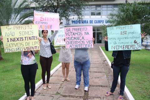 Professores concursados protestam na prefeitura e exigem nomeação