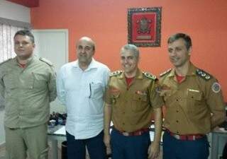 Prefeito (de camisa branca) se reuniu com representantes do Corpo de Bombeiros. (Foto: Divulgação)
