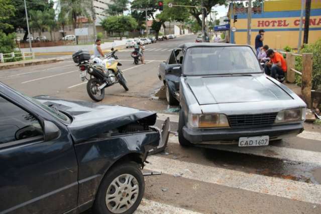 Ao voltar de festa, condutor entra na contramão e provoca acidente 