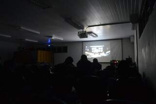 Os participantes assistindo ao filme na sala do Clube de Astronomia Carl Sagan (Foto: Alana Portela)