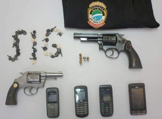  Cinco pessoas s&atilde;o presas com 38 pedras de crack e duas armas