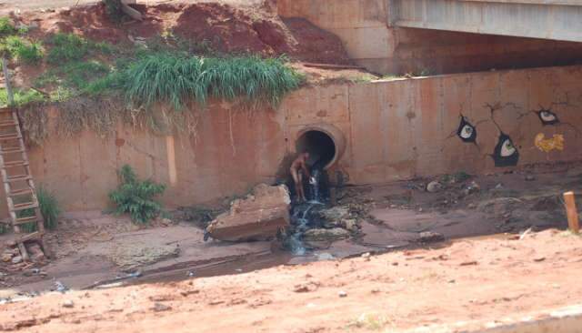  Em tarde de sol, jovem &ldquo;se refresca&rdquo; pelado em esgoto da Ernesto Geisel
